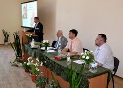 З вітальним словом виступає проректор з наукової роботи НЛТУ України, доктор біологічних наук, професор Григорій  Криницький
